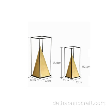 Kreative geometrische Pyramidenornamente mit Eisenmaterial